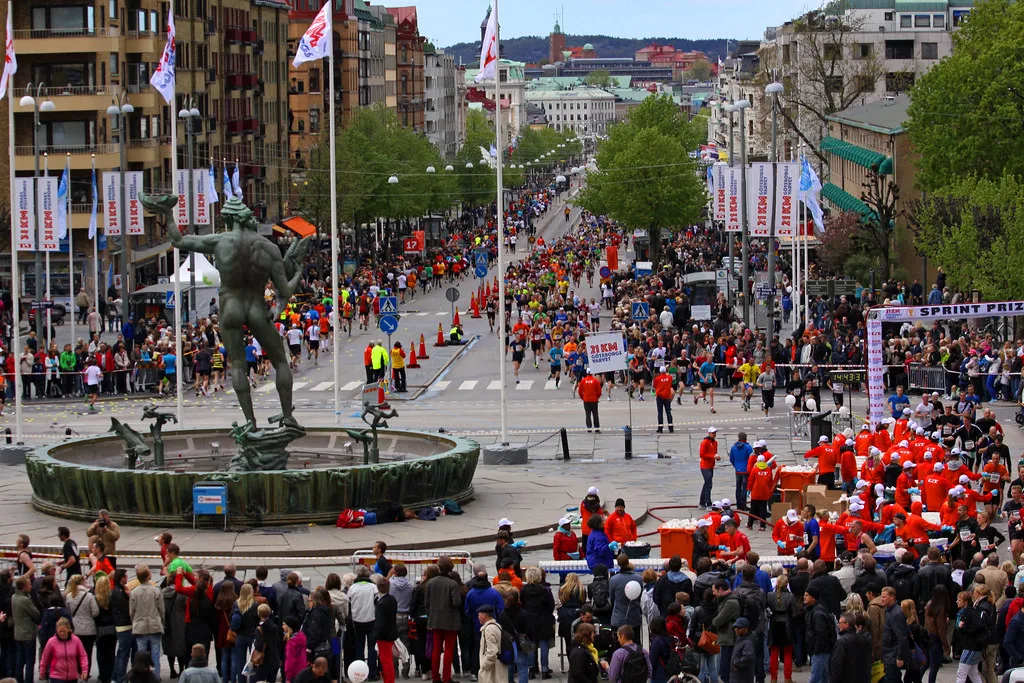 Avenyn crowded during the half marathon, Gothenburg.