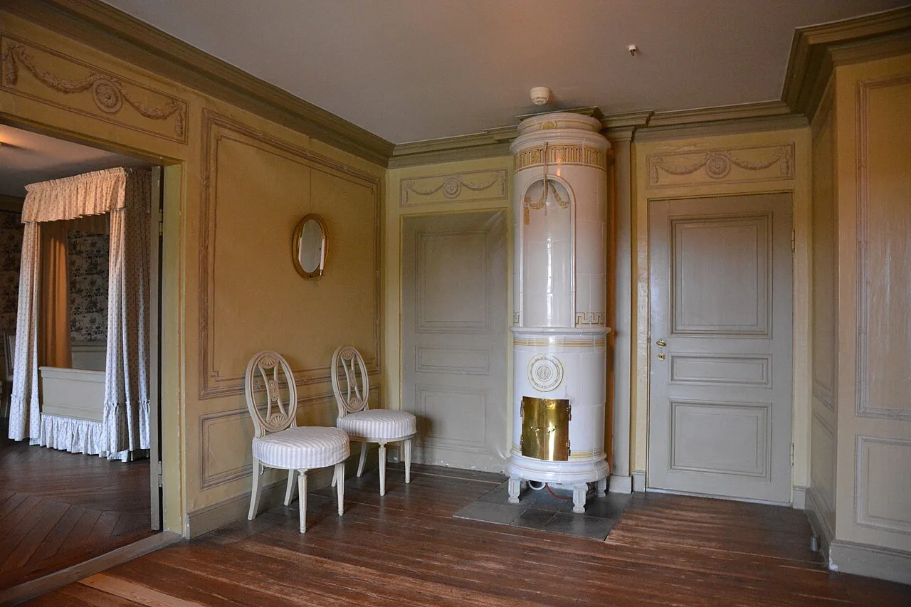 A tiled stove in Gunnebo House.