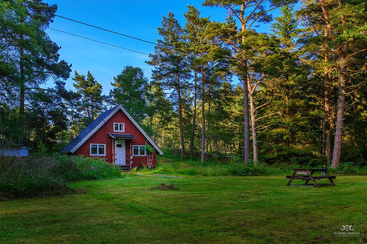 A red cabin at Fjärdlång in the Stockholm archipelago.