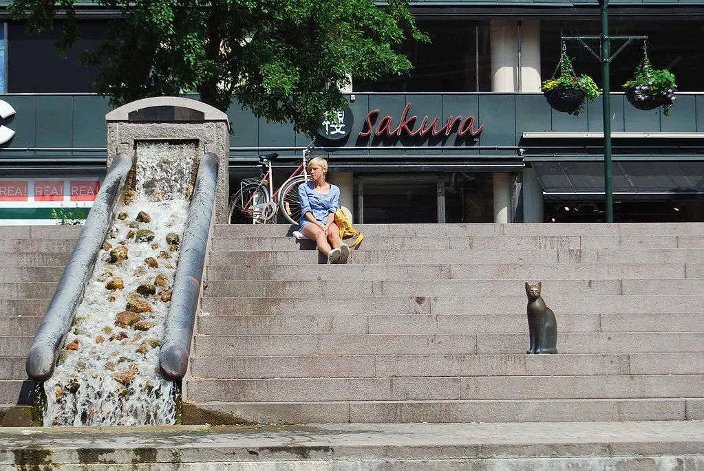 A cat sculpture on the canal steps, Malmö.