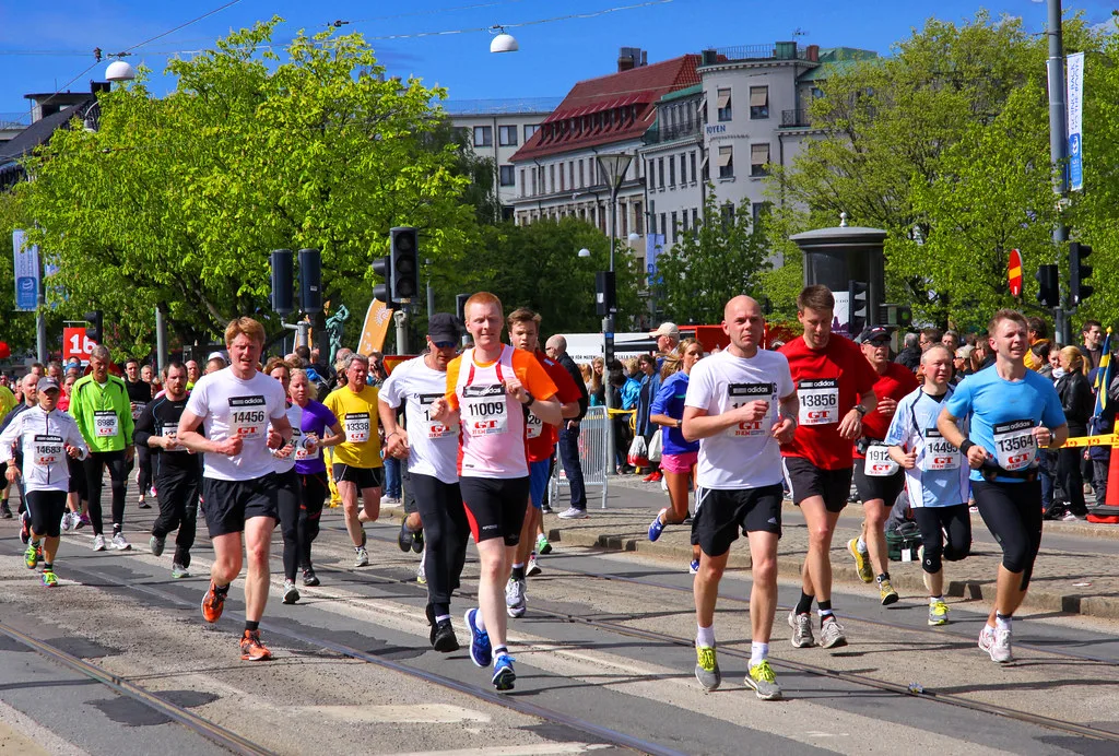 Runners on Avenyn during the Gothenburg half marathon.