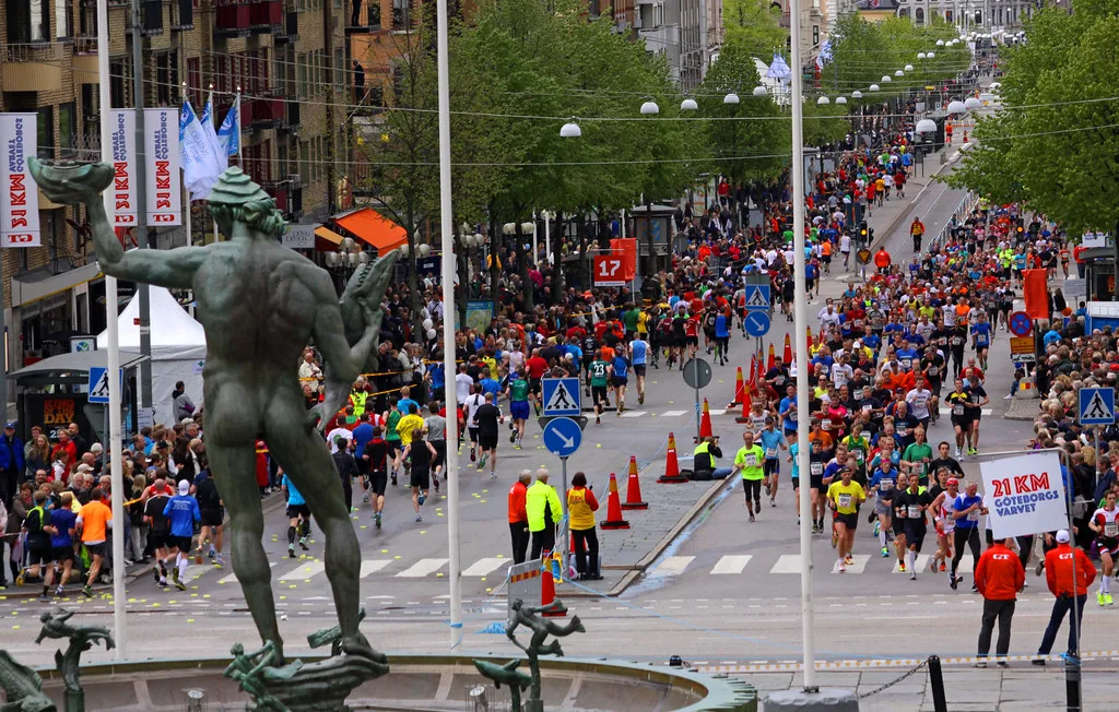 Runners passing Götaplatsen, Gothenburg.
