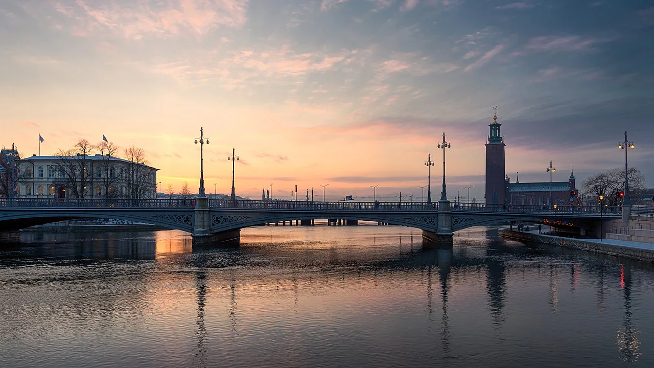 The Vasabron and Stockholm City Hall at dusk.