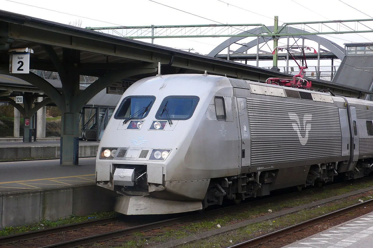 An SJ X2000 train at Lund station.
