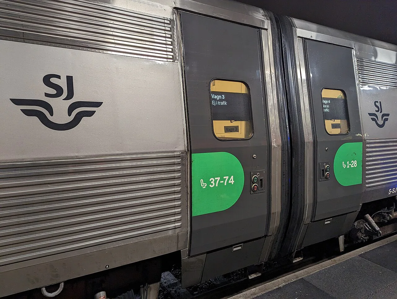 An SJ X2000 train at Gothenburg.