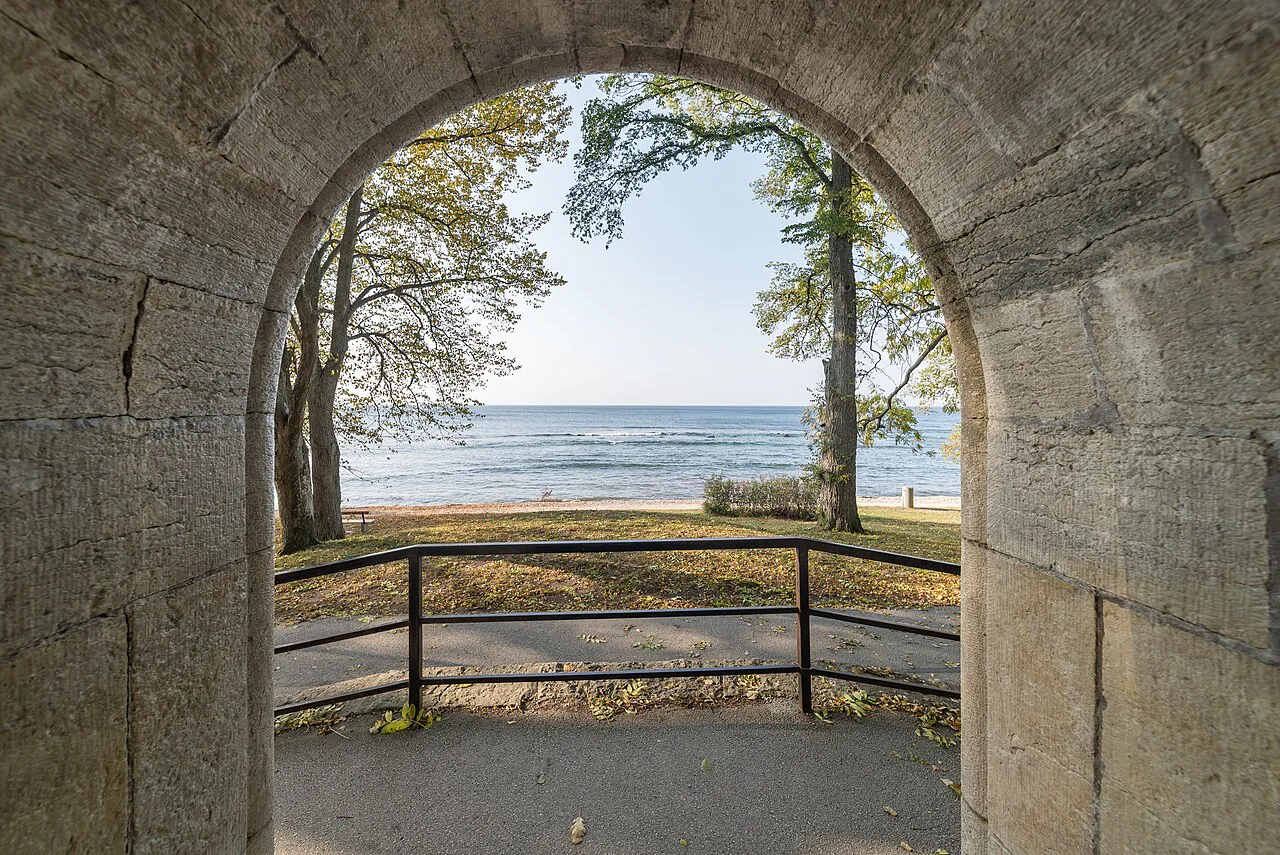 The sea through a gateway in Visby's city wall.